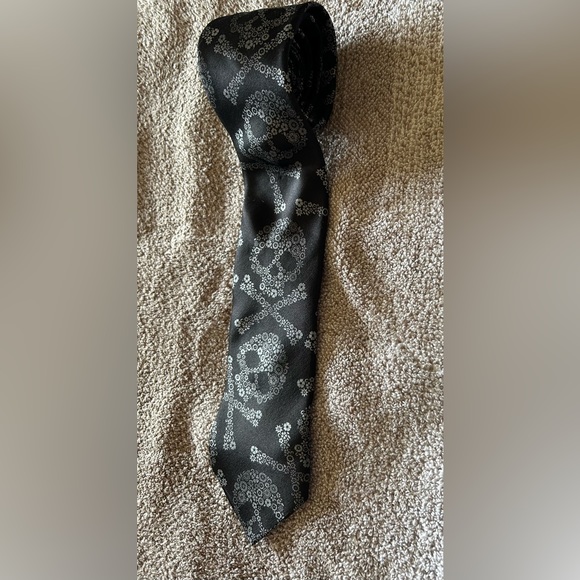 Unique Murano Black Floral Skull Necktie - Picture 2 of 2